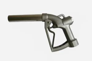 6848142832_bm-290-bigga- Металевий паливозаправний пістолет для дизельного або бензинового палива на білому фоні.