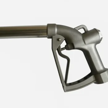 Металевий паливозаправний пістолет для дизельного або бензинового палива на білому фоні.